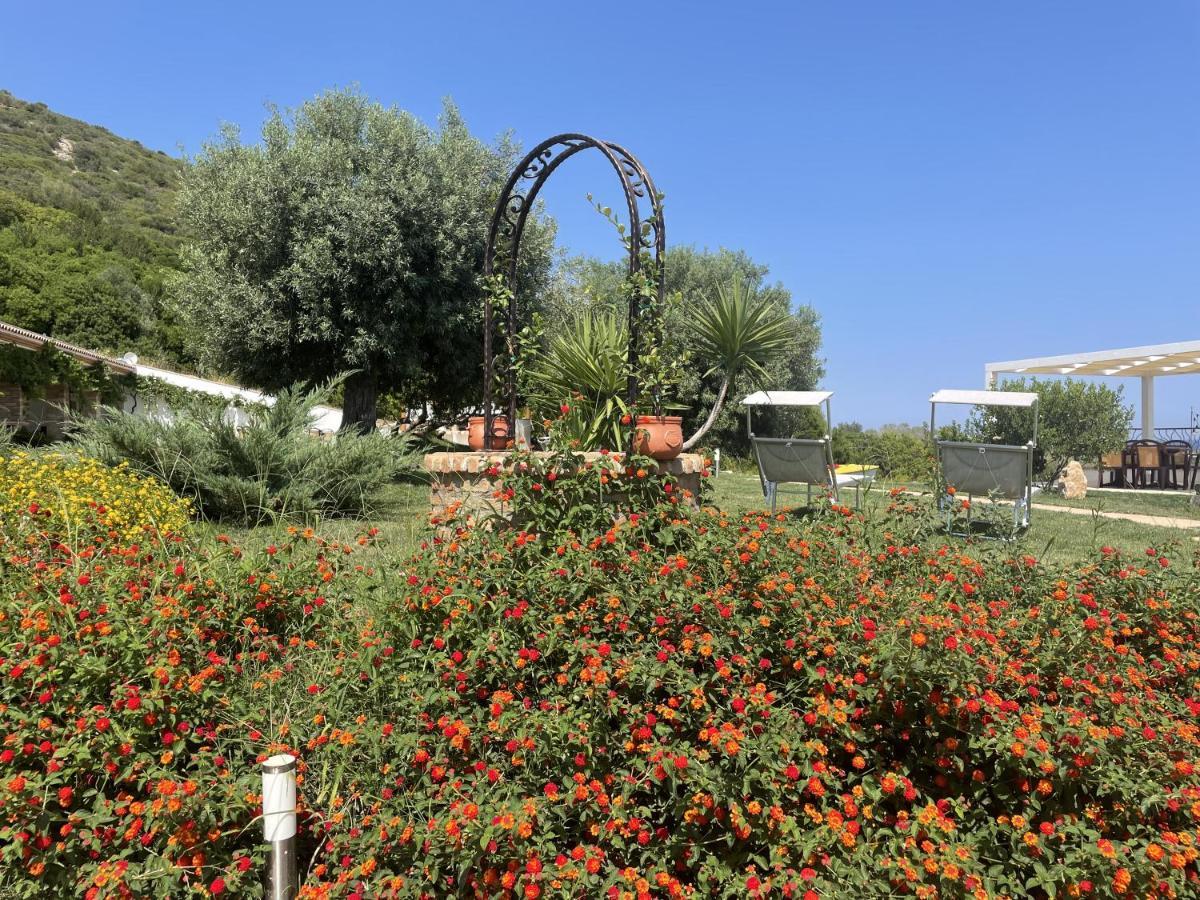 Hotel Essenza Di Mirto La Caletta Luaran gambar