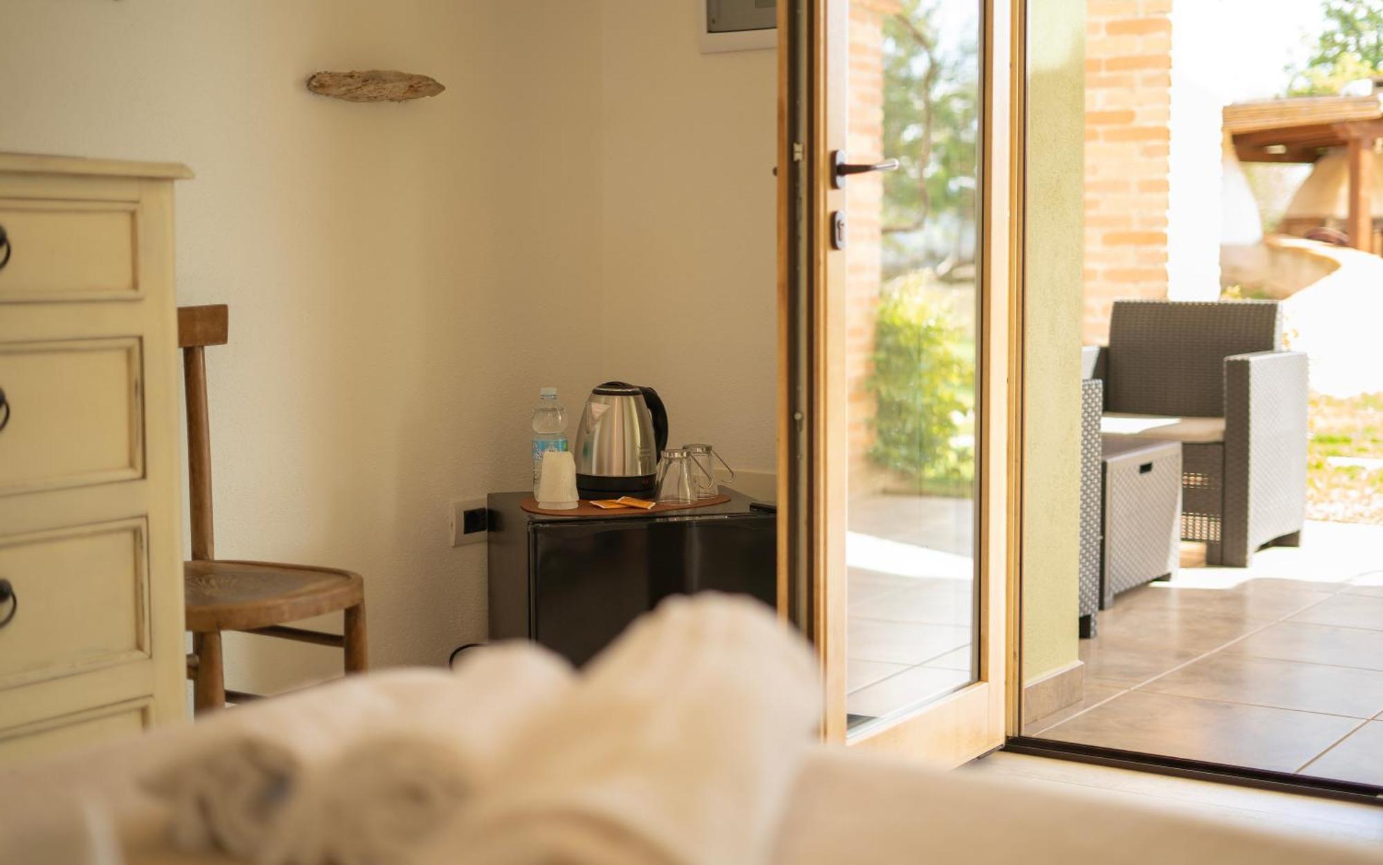 Hotel Essenza Di Mirto La Caletta Bilik gambar