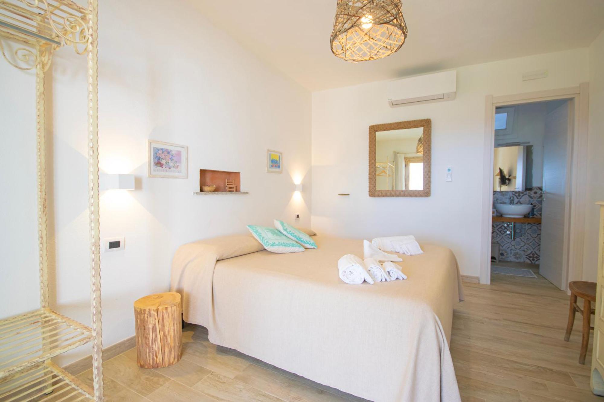 Hotel Essenza Di Mirto La Caletta Bilik gambar