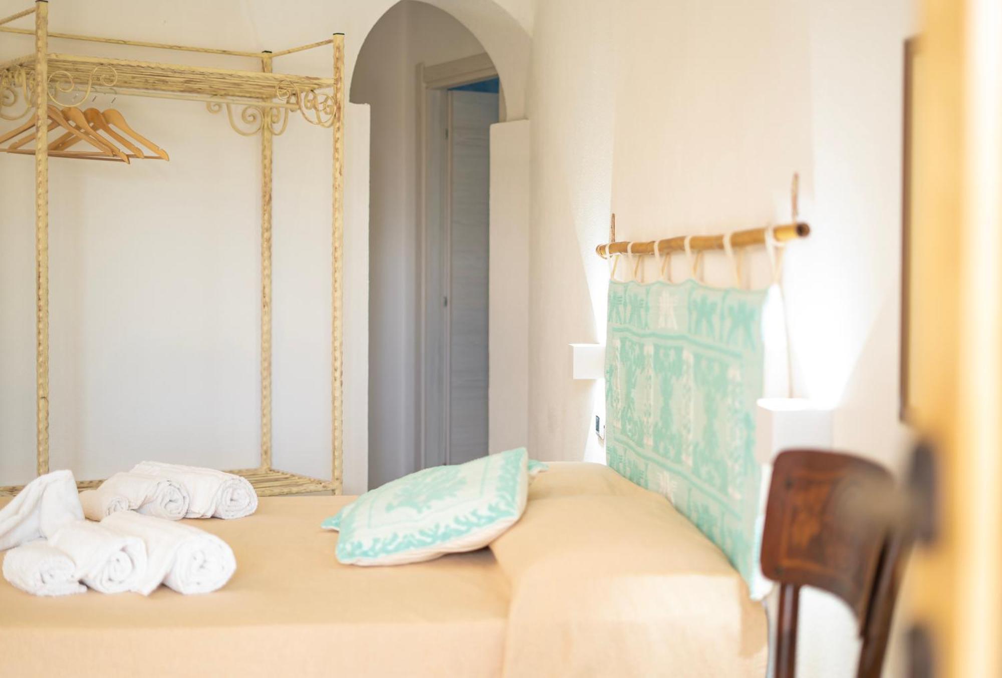 Hotel Essenza Di Mirto La Caletta Luaran gambar
