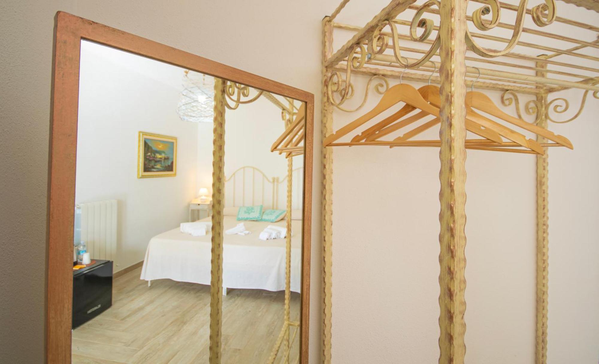 Hotel Essenza Di Mirto La Caletta Bilik gambar