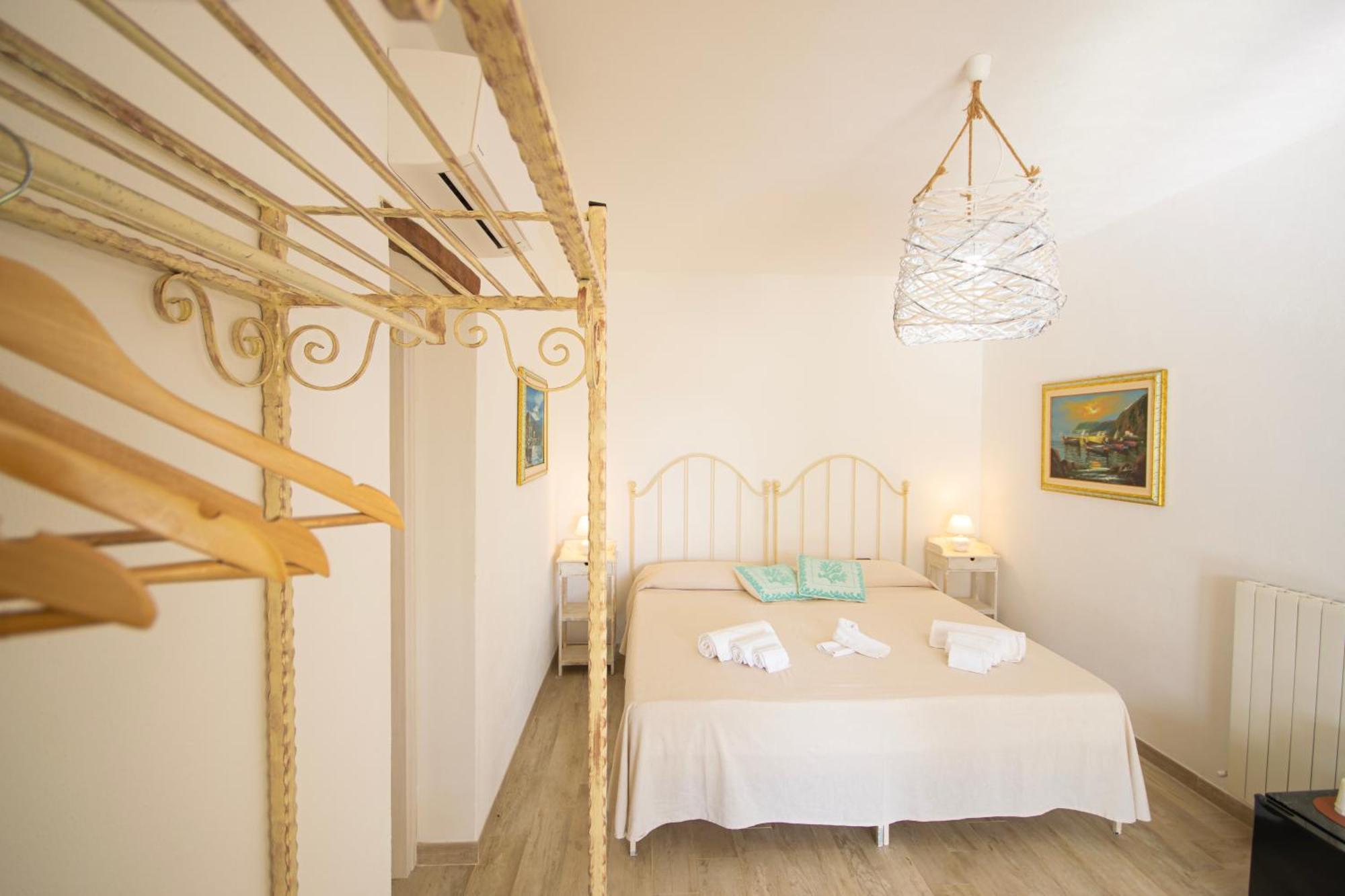 Hotel Essenza Di Mirto La Caletta Bilik gambar