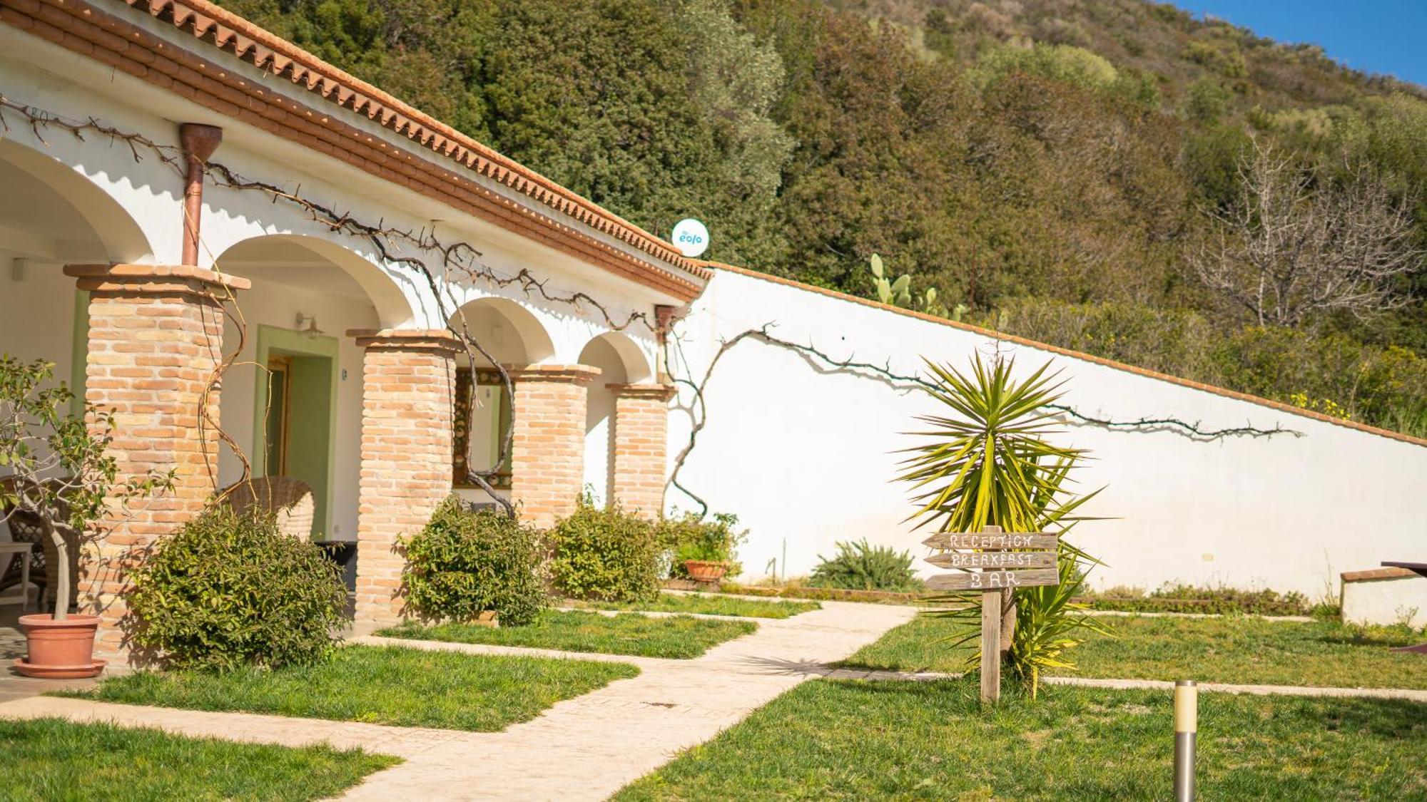 Hotel Essenza Di Mirto La Caletta Luaran gambar