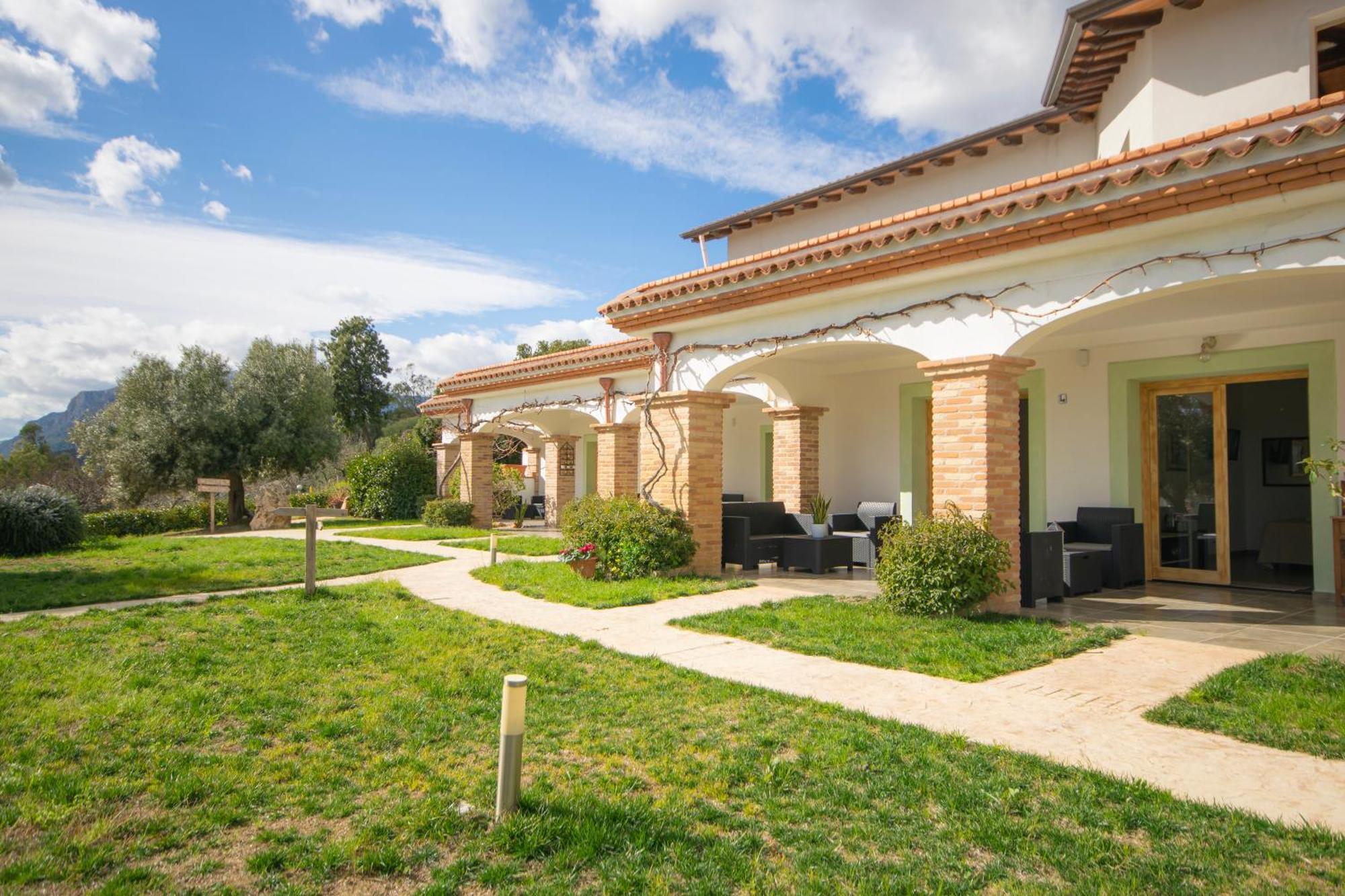 Hotel Essenza Di Mirto La Caletta Luaran gambar